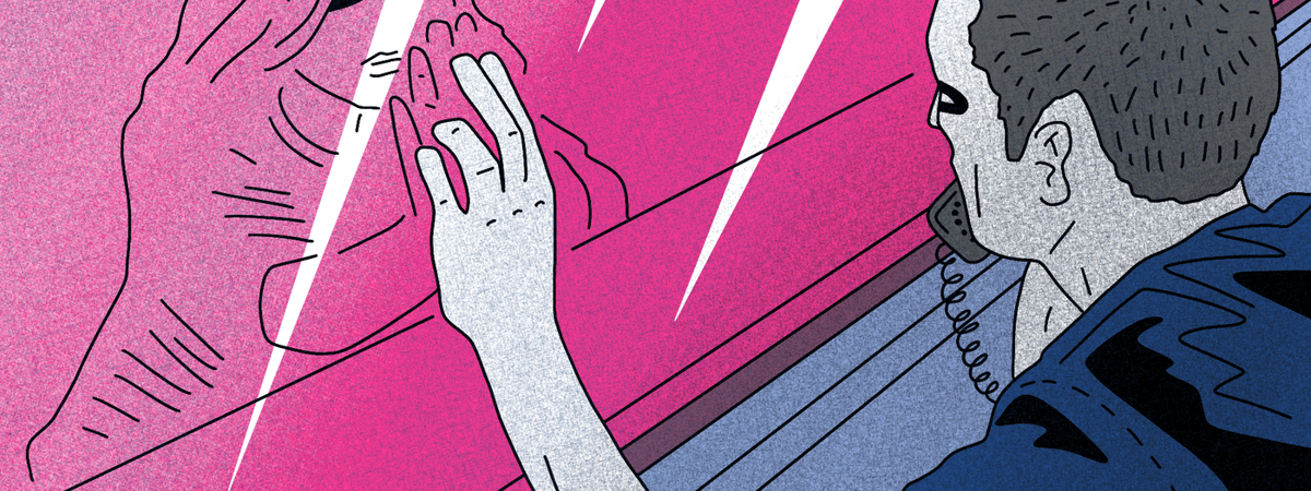 «Если ляпнешь что‑то в разговоре, тебе пиздец». Как политзаключенные держат связь с близкими через письма и звонки