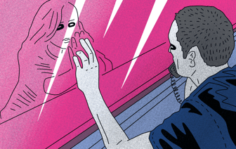 «Если ляпнешь что‑то в разговоре, тебе пиздец». Как политзаключенные держат связь с близкими через письма и звонки