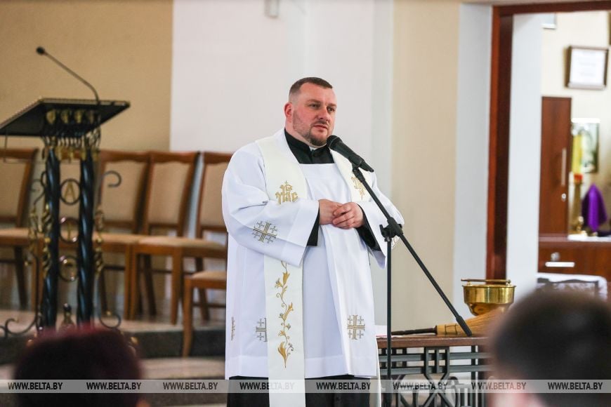 Брестчане приходят в костелы освятить блюда к пасхальному столу