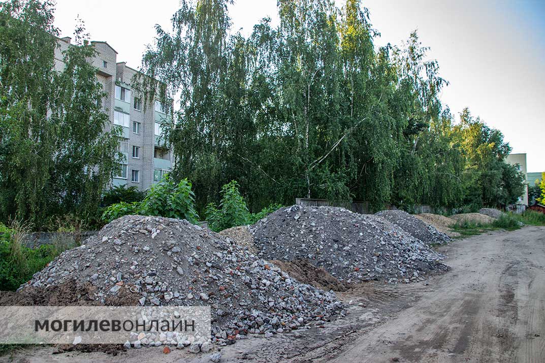 В гаражах на улице Симонова могилевчане обнаружили обломки «Строммашины». Зачем они там?