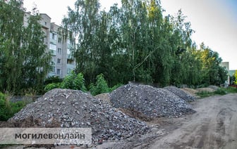 В гаражах на улице Симонова могилевчане обнаружили обломки «Строммашины». Зачем они там?