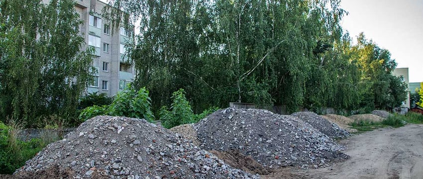 В гаражах на улице Симонова могилевчане обнаружили обломки «Строммашины». Зачем они там?