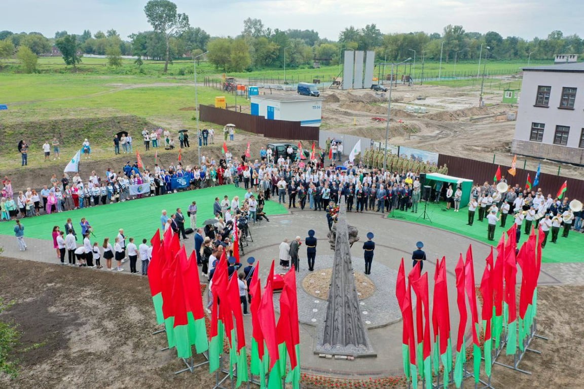 В Бресте открыли памятный знак «Живая память благодарных поколений»