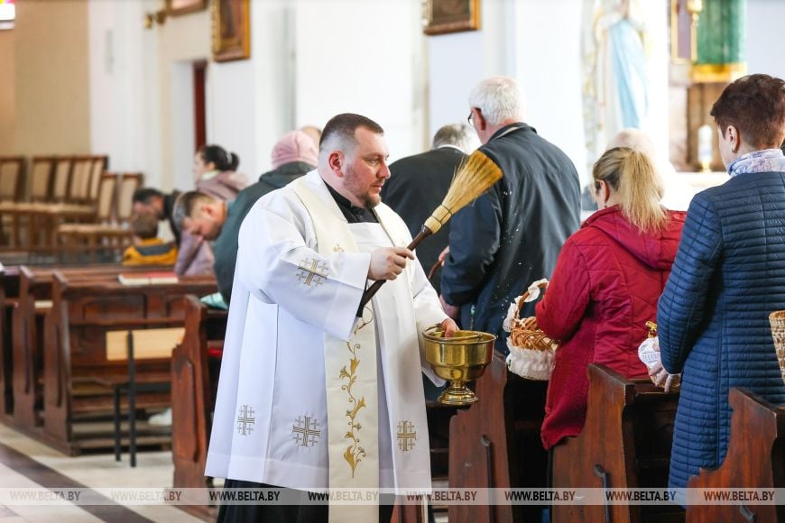 Брестчане приходят в костелы освятить блюда к пасхальному столу