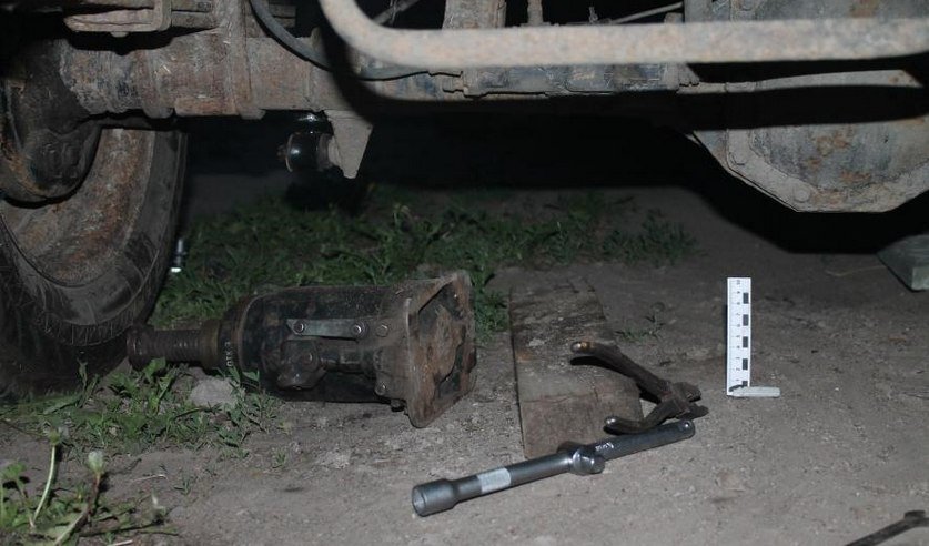 В Беларуси мужчину насмерть придавило машиной во время ремонта
