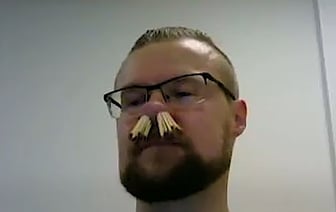 Мужчина засунул себе в нос 68 спичек. Зачем? — Видео