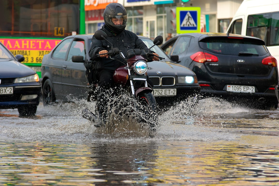 Мощнейший ливень вызвал потоп в Витебске. Улица Космонавтов. Фото Сергея Серебро