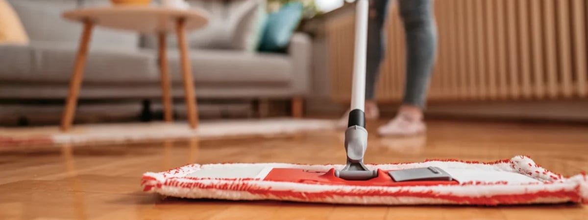 После мытья полов остаются разводы? Добавьте в воду эти 2 продукта — Полезно