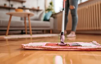 После мытья полов остаются разводы? Добавьте в воду эти 2 продукта — Полезно