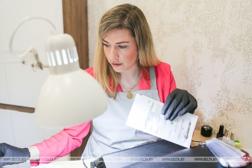 Жительница Бреста в декрете нашла хобби, а субсидия помогла превратить его в бизнес