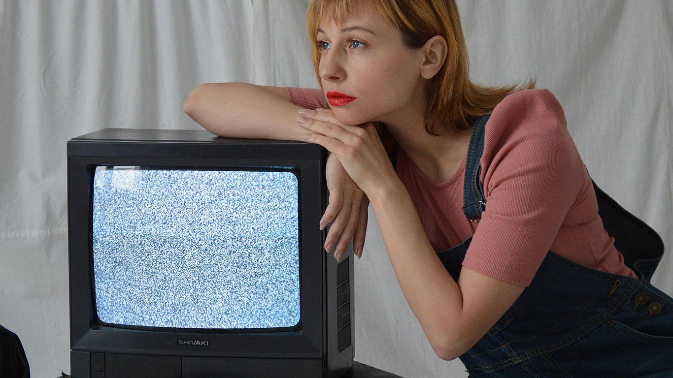 Телевидение, женщина у неработающего телевизора. Фото pixabay.com