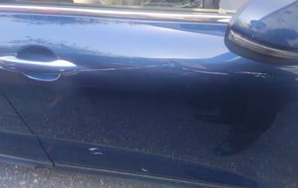 Женщина атакует автомобили со шваброй в Гродно