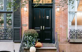 Мужчина опоздал на поезд, поэтому угнал машину полочанина, чтобы добраться домой