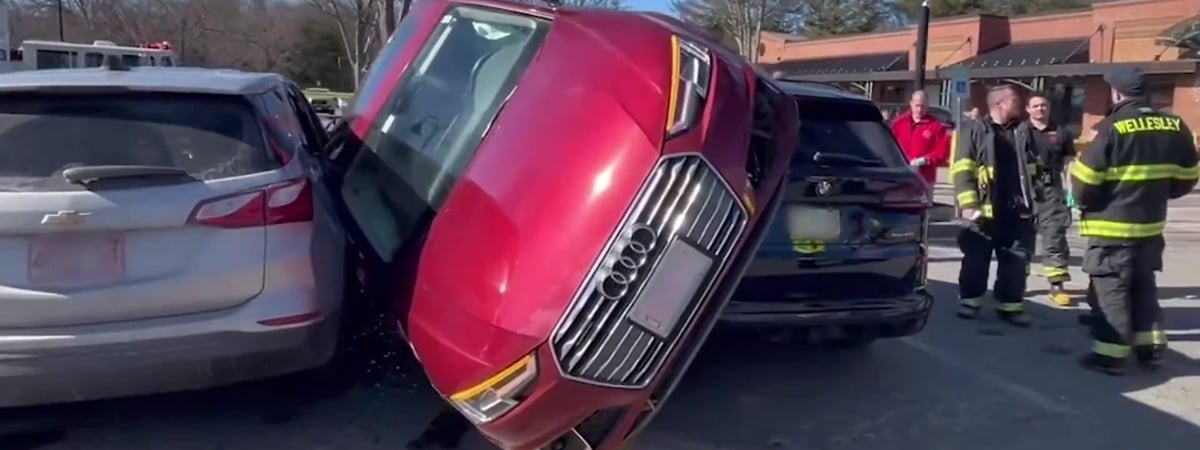 Полиция обнаружила на парковке автомобиль на боку. Как так вышло? — Видео