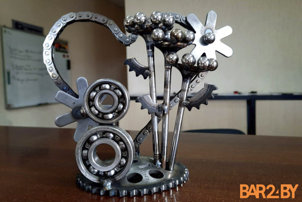 «Для кого-то мусор, а для меня материал для творчества». Необычные статуэтки из старых автозапчастей создает житель Барановичей