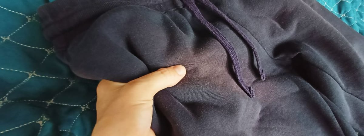 Тёмная одежда поблёкла и появились рыжие пятна? Вот какие 4 дешёвых продукта спасут вещь от выцветания — Полезно