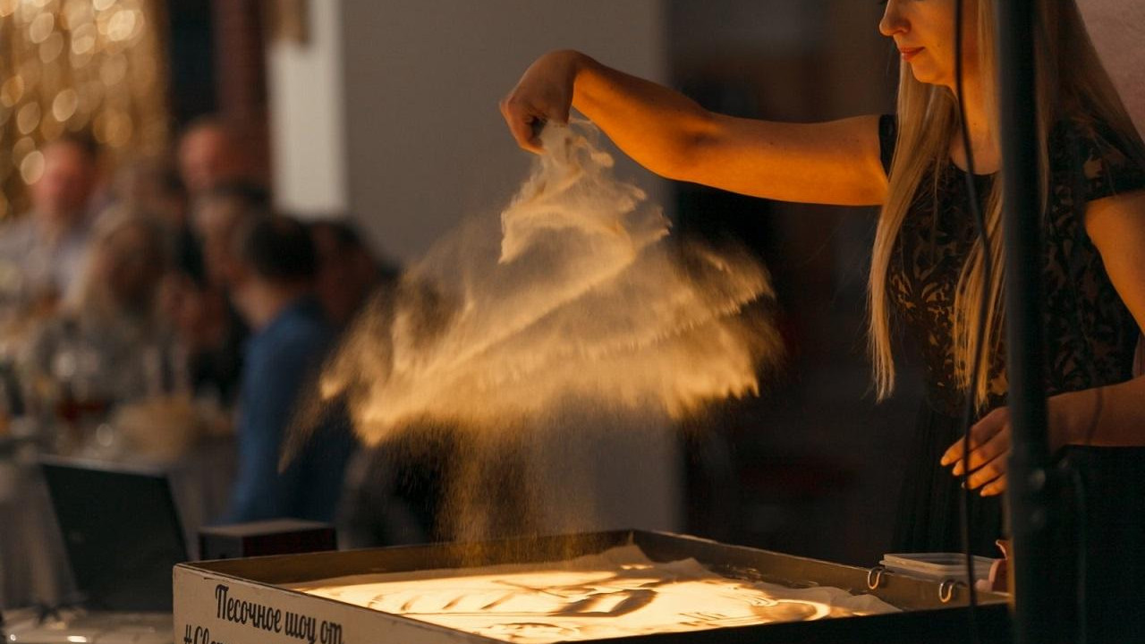 Ушла из найма, чтобы устраивать зрелищные шоу с песком. Вот как белоруска развивает необычный бизнес