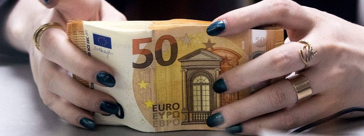 Евростат назвал средние почасовые зарплаты в странах ЕС. Что в Польше и Литве?