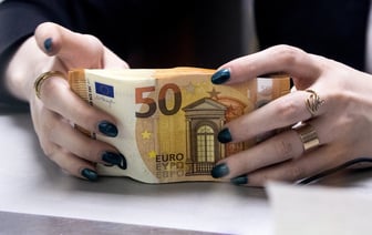 Евростат назвал средние почасовые зарплаты в странах ЕС. Что в Польше и Литве?