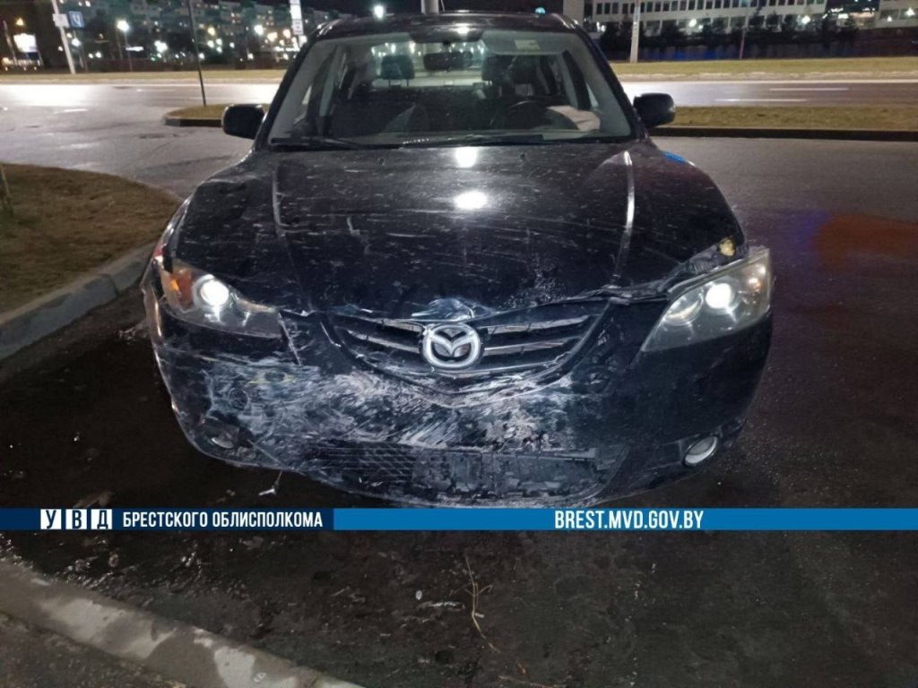 В Бресте водитель такси врезался в Mazda