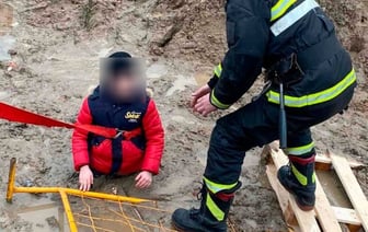 Спасатели пришли на помощь мальчику, который застрял в грязи