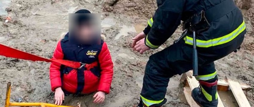 Спасатели пришли на помощь мальчику, который застрял в грязи
