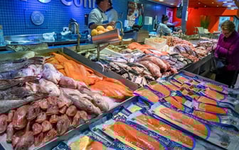 Белорусские магазины объявили скидки до 37% на лососевую ветчину, рыбу, креветки, кальмары и не только. Где закупиться? — Фото