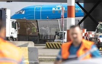 Трагедия в аэропорту: Мужчину засосало в двигатель самолета