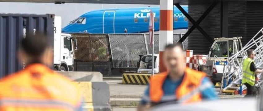 Трагедия в аэропорту: Мужчину засосало в двигатель самолета
