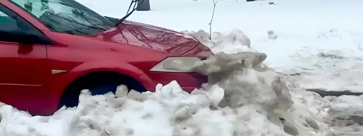 Завалил снегом машину соседа. В Гродно «война за парковку» дошла до милиции — Видео