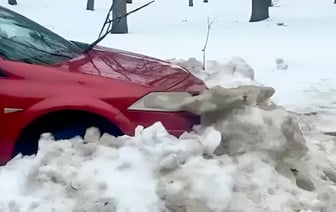 Завалил снегом машину соседа. В Гродно «война за парковку» дошла до милиции — Видео