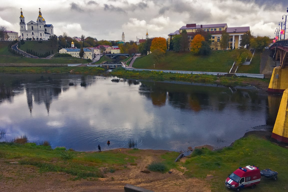 Водолазы работают на Двине у Кировского моста в Витебске. Фото Сергея Серебро