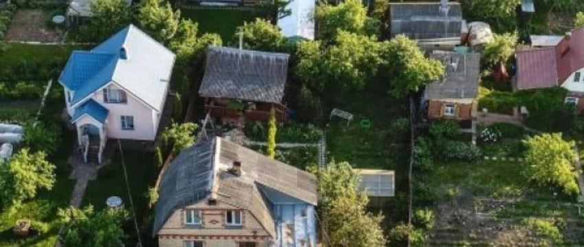 От бани до вольера для птиц: что можно построить на дачном участке и где высадить зеленые насаждения