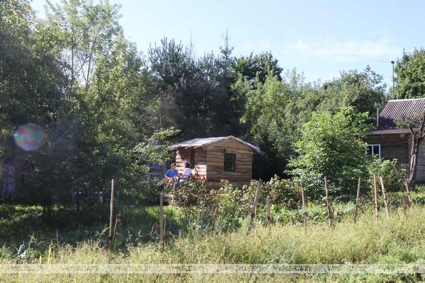 Как 12-летний белорус за 10 дней сам построил дом на даче