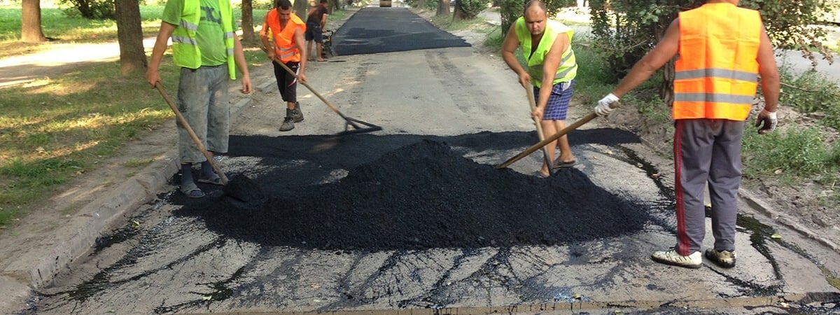 В ЖКХ рассказали, когда устранят «критичную ямочность» во дворах Минска