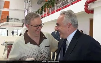 Приватный чат премьер-министра Австралии был заснят на камеру во время неловкого промаха на саммите.