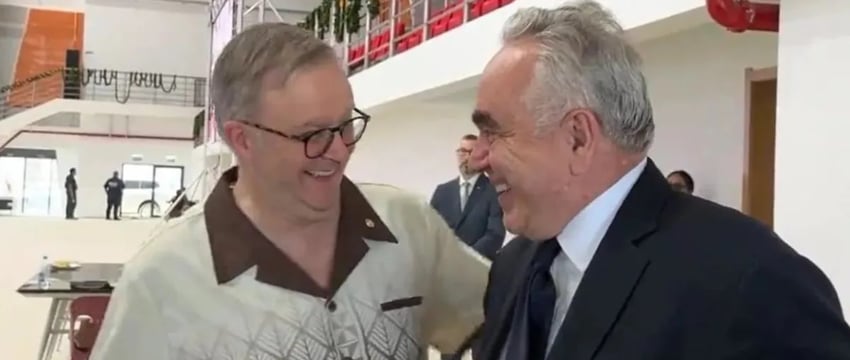 Приватный чат премьер-министра Австралии был заснят на камеру во время неловкого промаха на саммите.