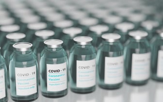 Витебскую медработницу, уничтожившую 4500 доз вакцины против COVID-19, приговорили к 5 годам лишения свободы, но с отсрочкой