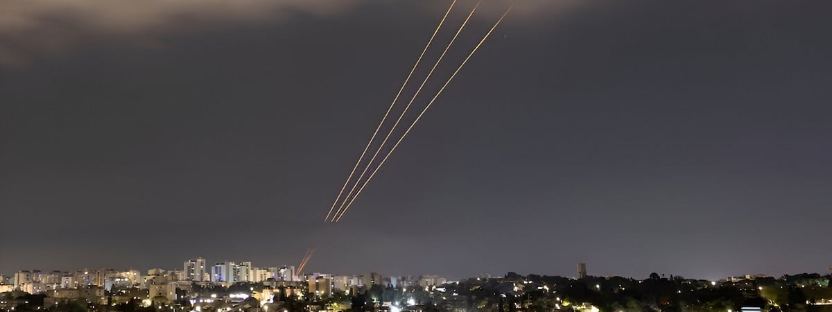 Иран впервые открыто атаковал Израиль ракетами и беспилотниками. В ООН и США отреагировали — Видео