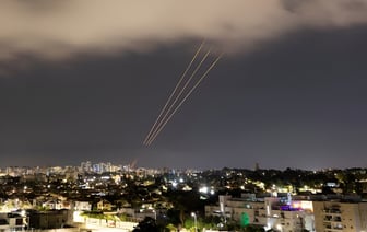 Иран впервые открыто атаковал Израиль ракетами и беспилотниками. В ООН и США отреагировали — Видео
