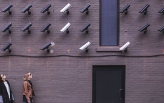 В месте для переодевания работников установлена видеокамера - мужчина пожаловался. Итог?