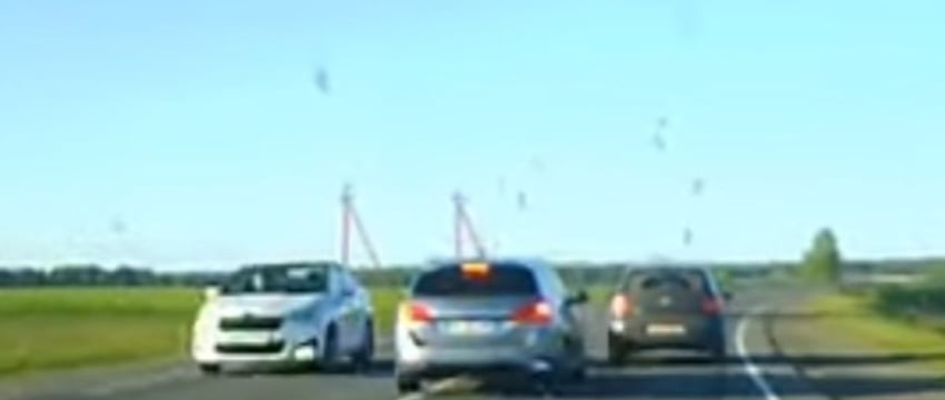 Пошел на обгон влобовую. Опасный маневр попал на видео