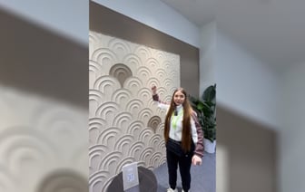 «Идея революционная» — На стройвыставке в Китае показали, как за «5 минут и без рабочих» «переклеить» стены в квартире — Видео