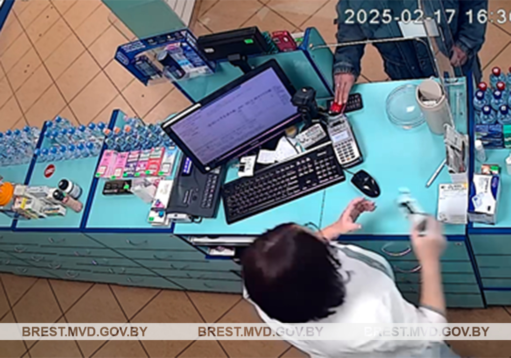 Найденной картой брестчанка неделю рассчитывалась за покупки