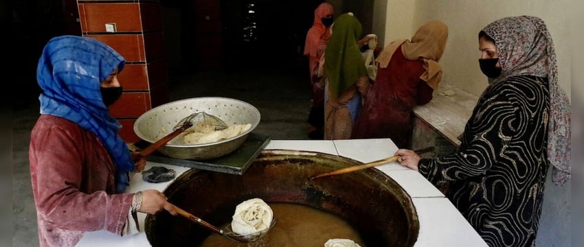 Женщины должны закрывать лица, мужчины - отращивать бороды: талибы кодифицируют законы о морали