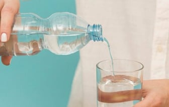 Пять причин не пить минеральную воду вместо обычной назвала эндокринолог