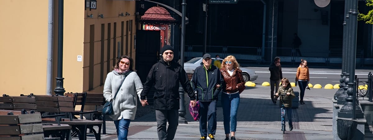 Белорусов позвали на «коллективное бесконтактное парение» на улице в Минске. Это что такое?