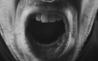 Бил учебником по голове, а потом схватил за шею. За что сельчанин жестко наказал старшего сына