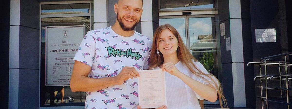 «Плачу, таму што я тут, а ён там». Гісторыі беларусак, якія чакаюць каханых з вайны