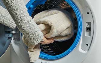 Добавьте эту копеечную жидкость из аптеки при стирке полотенец. Даже самые жесткие станут как перышко — Полезно